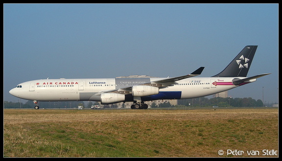 1002059 AirCanada A340-300 C-FYLD StarAlliance CDG 09082003