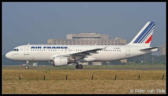 1002070 AirFrance A320 F-GFKY CDG 09082003